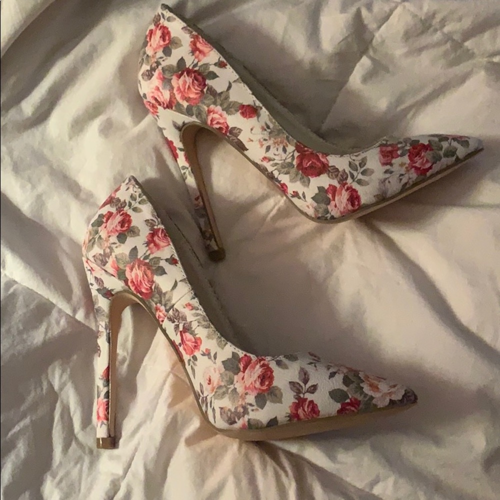 Women’s size 6 heels